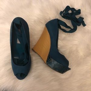 Jennifer Lopez teal wedges